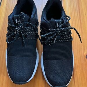 Under Armour breathable easy pull on lace up athletic gym shoes like new